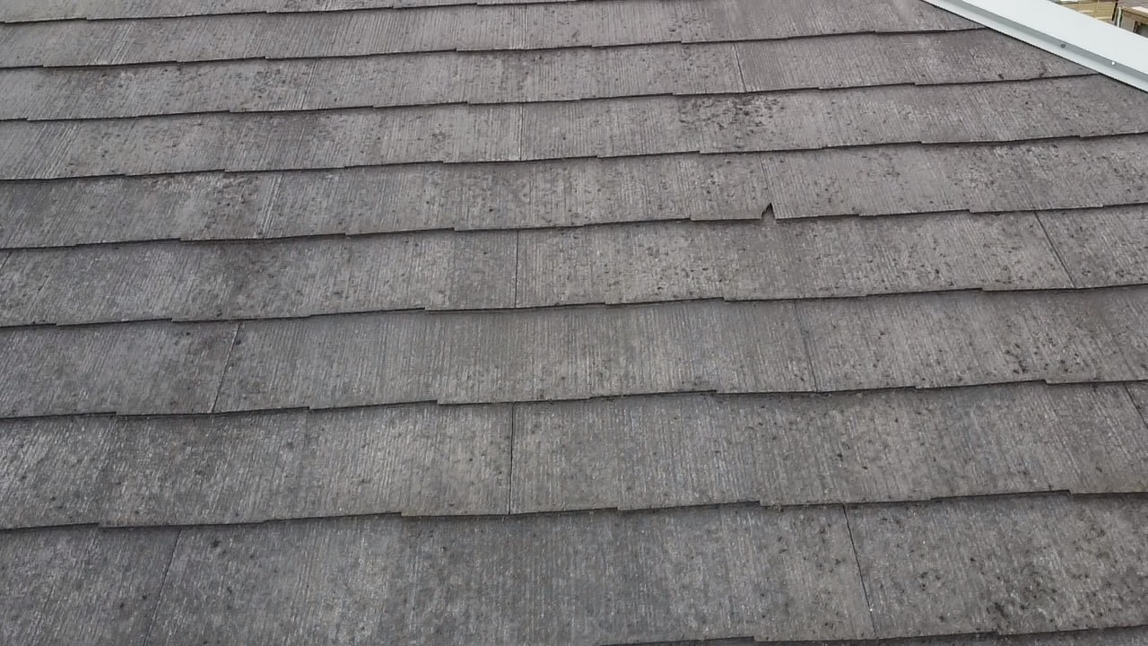 割れている黒いスレート屋根