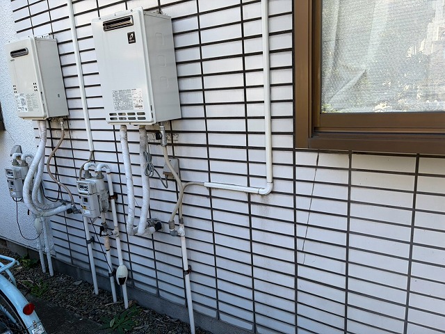 窓枠から延びるひび割れ
