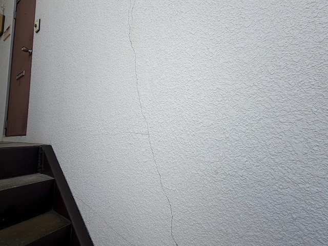 外階段わきの外壁のひび割れ