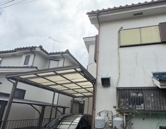 カーポート屋根と外壁が密着した戸建て