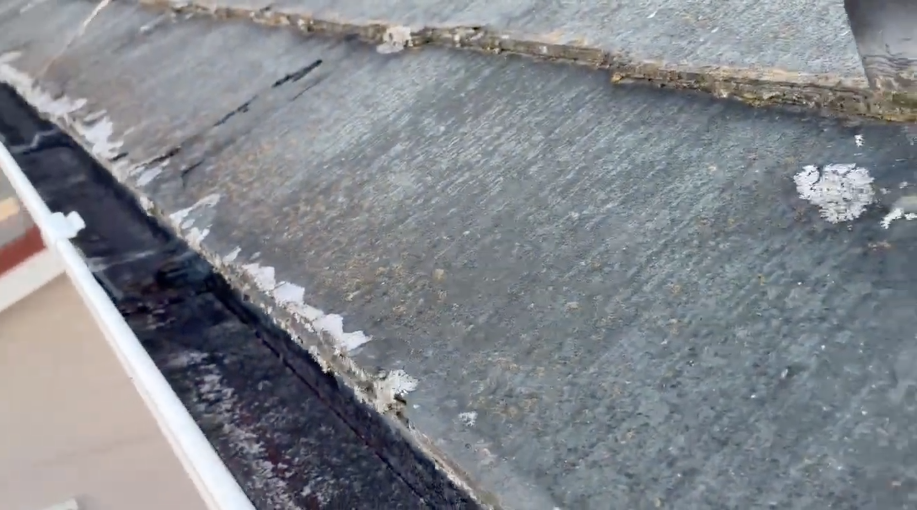 スレート屋根の割れ状況のアップ