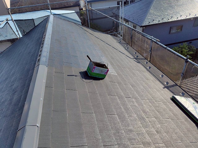スレート屋根塗り替え作業中