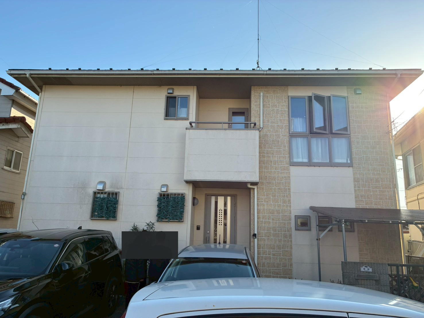 少し外壁が汚れた建物の全景写真