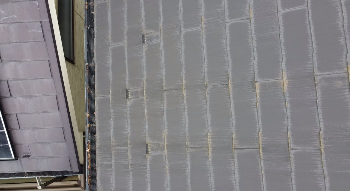 茶色い汚れが付着したスレート屋根