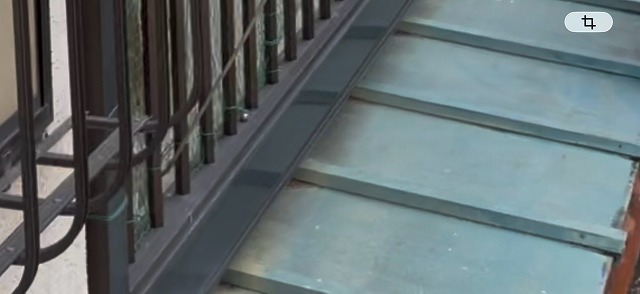 色褪せたトタン屋根