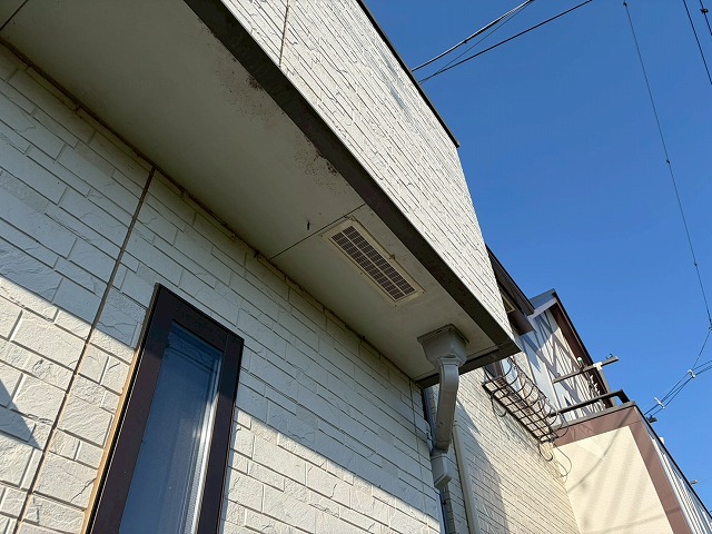 軒天（ケイカル板）汚れの蓄積