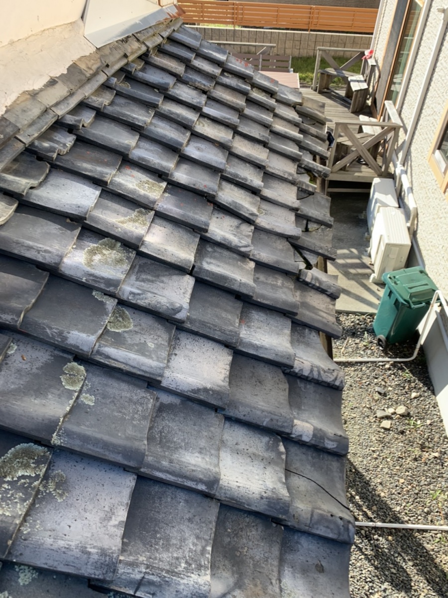 台風被害にあった下屋根桟瓦外れ