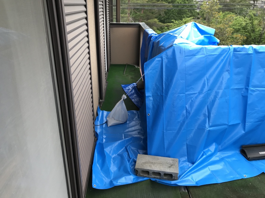 雨漏りしている屋根養生隅部分