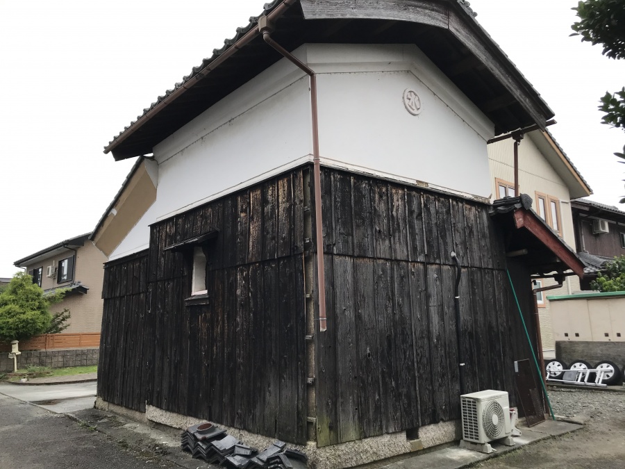 台風被害にあった蔵全景