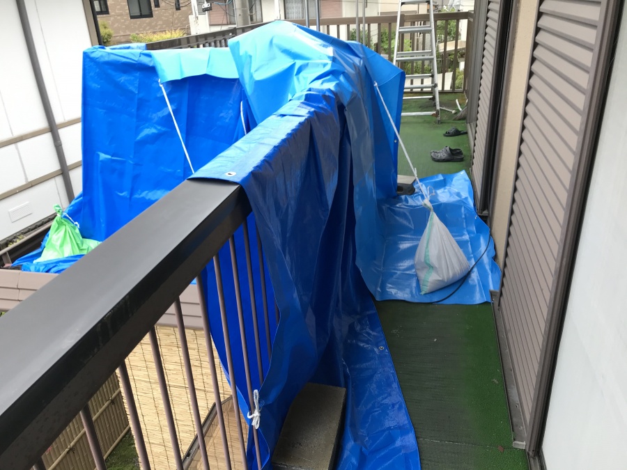 雨漏りしている屋根養生隅部分写真