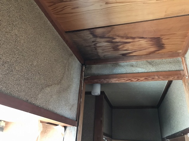 雨漏りしている室内天井