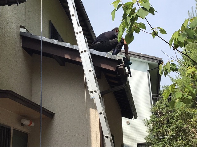 屋根に上がって清掃