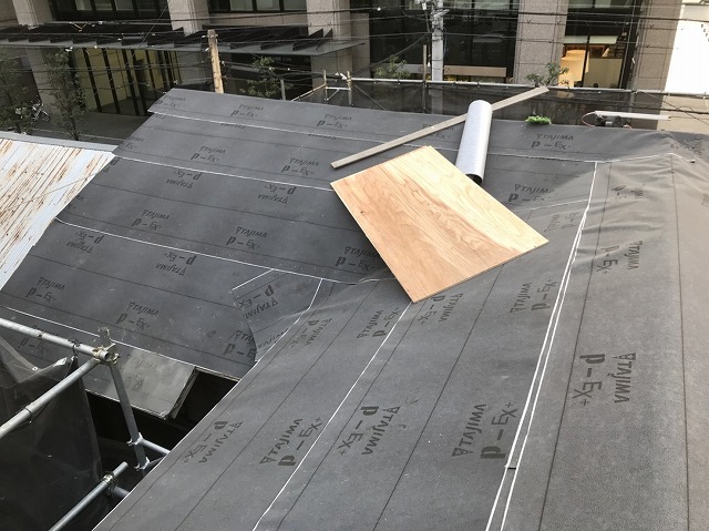 奈良市の複合屋根の防水紙設置