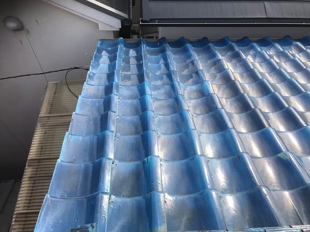 青い釉薬瓦の葺き替え