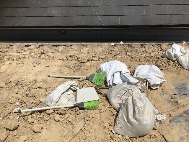 王寺町　和瓦撤去作業