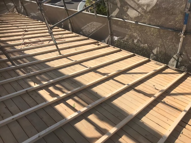 野地板を垂木で補強