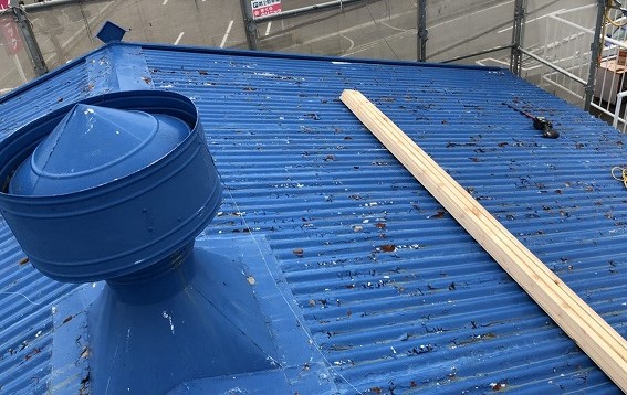 王寺町のスレート波板屋根のルーフファン