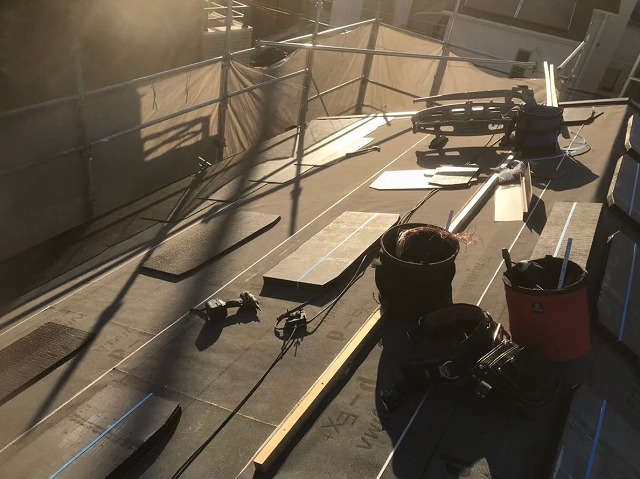 黒いスレートを重ね張り