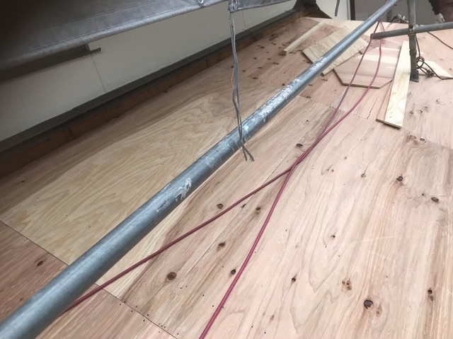 下屋の野地板の増し張り