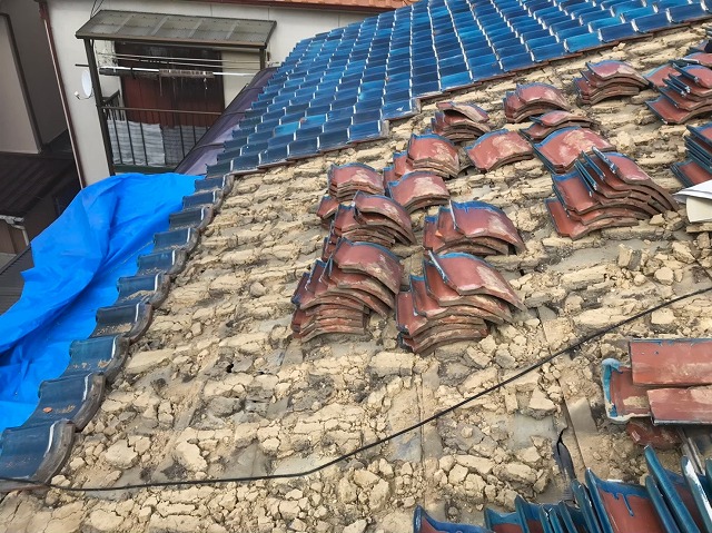 奈良市　長屋の釉薬瓦屋根　瓦撤去