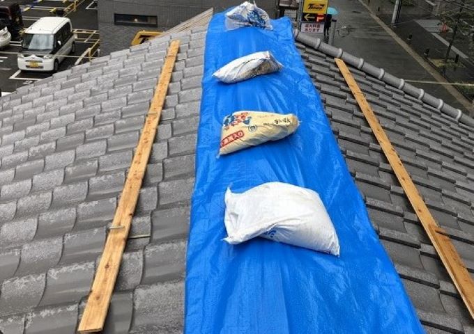 奈良の複合屋根の棟に雨養生
