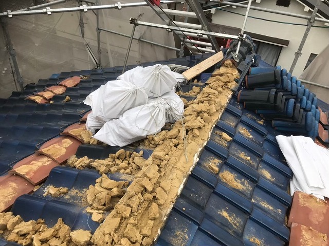 生駒市で棟瓦の撤去作業