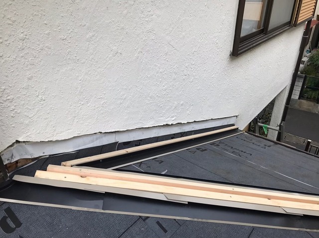 壁に挟まれた下屋に防水紙