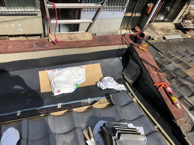 奈良市のパラペット補修で箱樋と谷板金を設置
