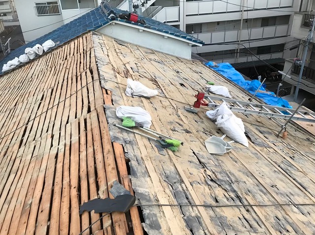 奈良市　長屋の釉薬瓦屋根　バラ板