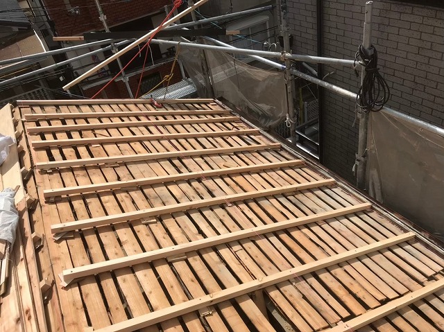 黒く傷んだバラ板に垂木設置