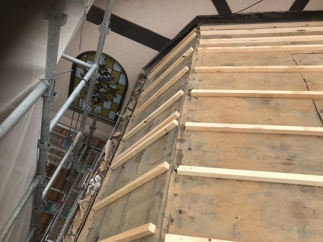 斑鳩町で急勾配屋根の不陸調整作業