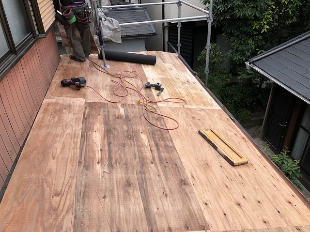 王寺町の下屋根を構造用合板を増し張り作業