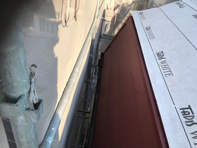 斑鳩町でルーフィングの上にスーパーガルテクト設置