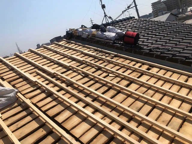 バラ板の不陸調整と隣の屋根