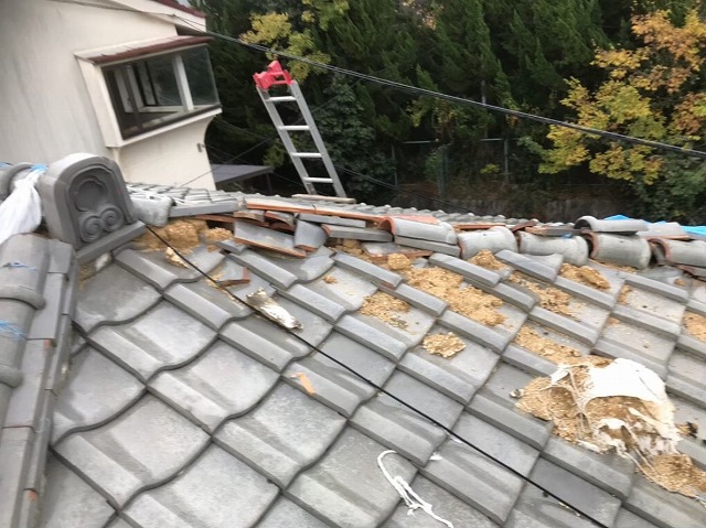 葛城市　雨漏り棟瓦　棟瓦撤去