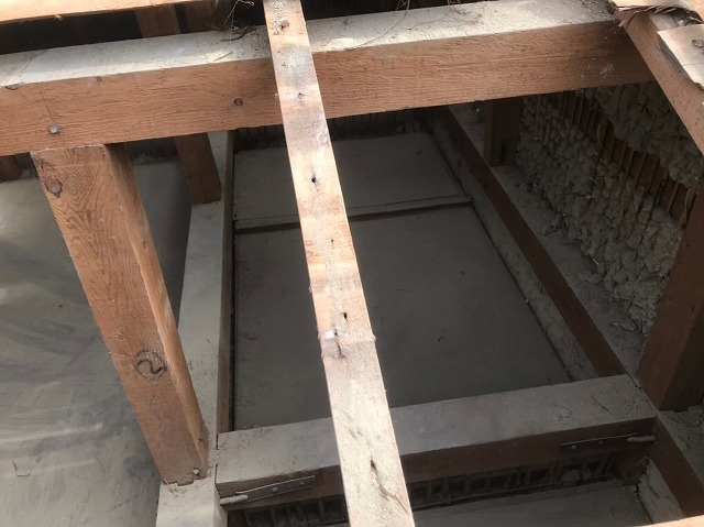 奈良市　長屋の釉薬瓦屋根　屋根裏