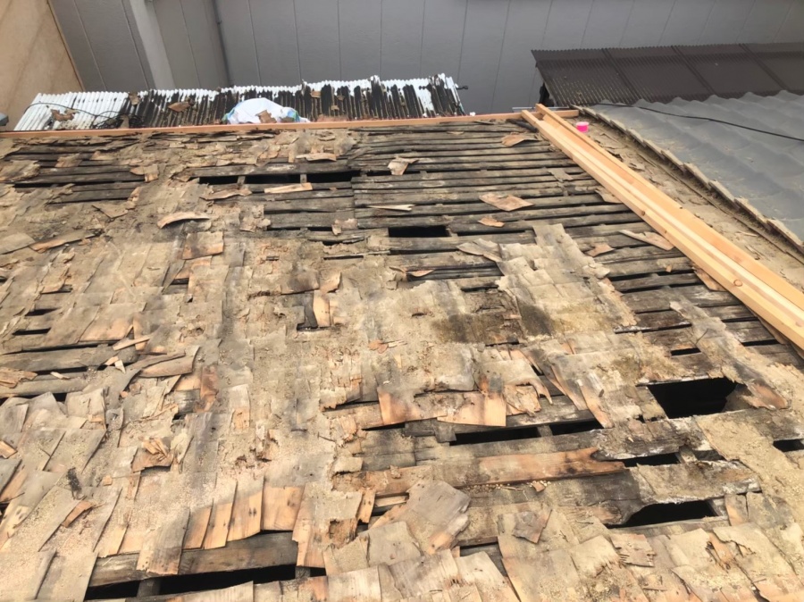 奈良市の傷んでいるバラ板の様子