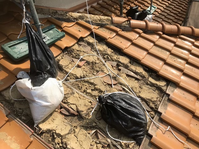 下屋の瓦撤去と葺き土