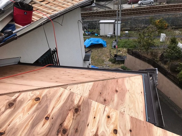 野地板の増し張り構造用合板使用