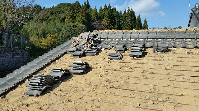 和瓦撤去の様子