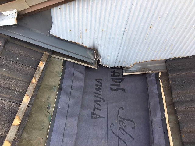 葛城市の谷板金の防水紙貼り