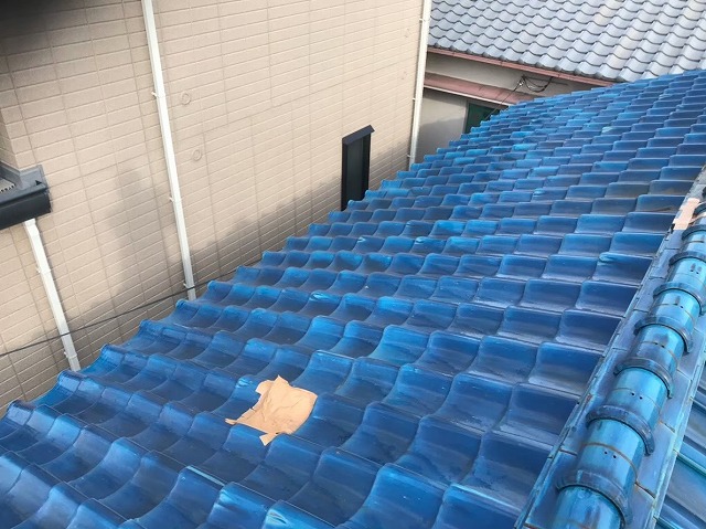 青い釉薬瓦の葺き替え