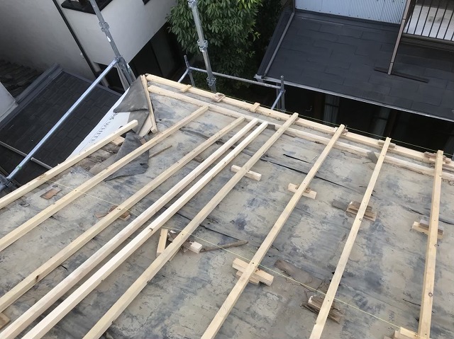 王寺町で下地の高さ調整