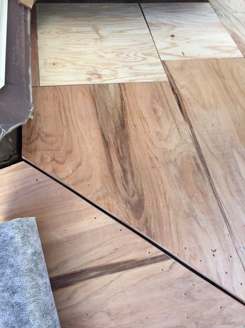 橿原市　下屋根　野地板増し張り