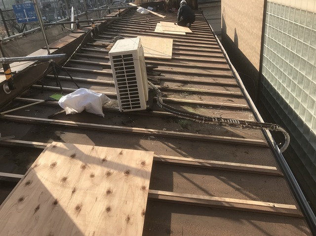 奈良市　店舗の屋根　トタン撤去