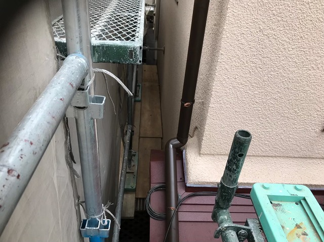 斑鳩町の雨樋交換の竪樋設置