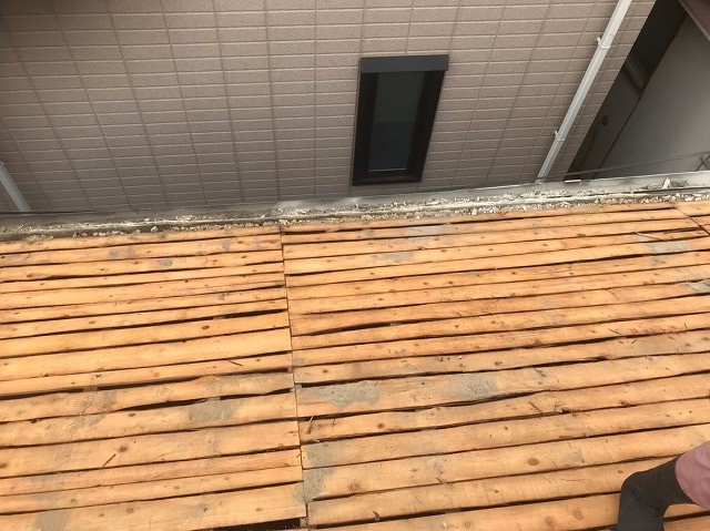古く経年劣化したバラ板