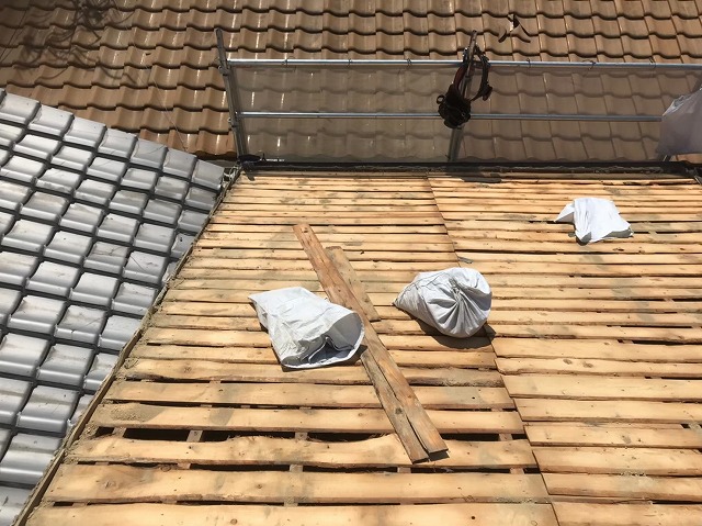 古いバラ板と隣の屋根