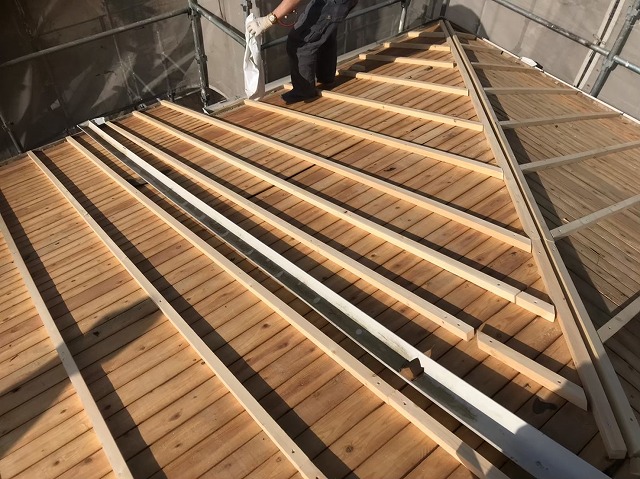 野地板を垂木で補強