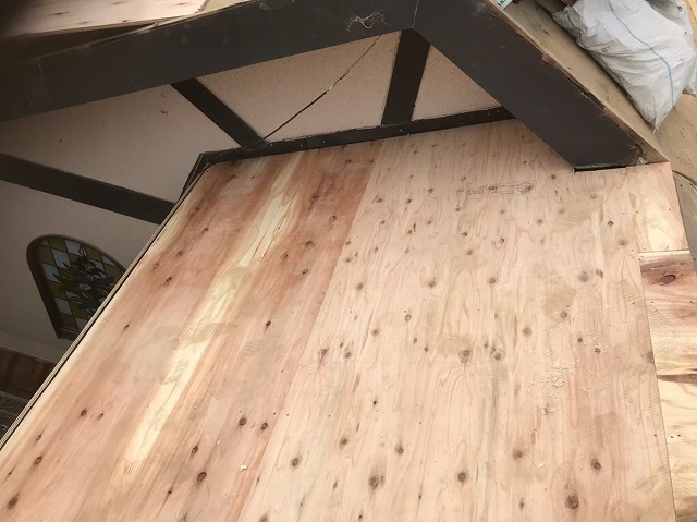 斑鳩町で増し張り作業